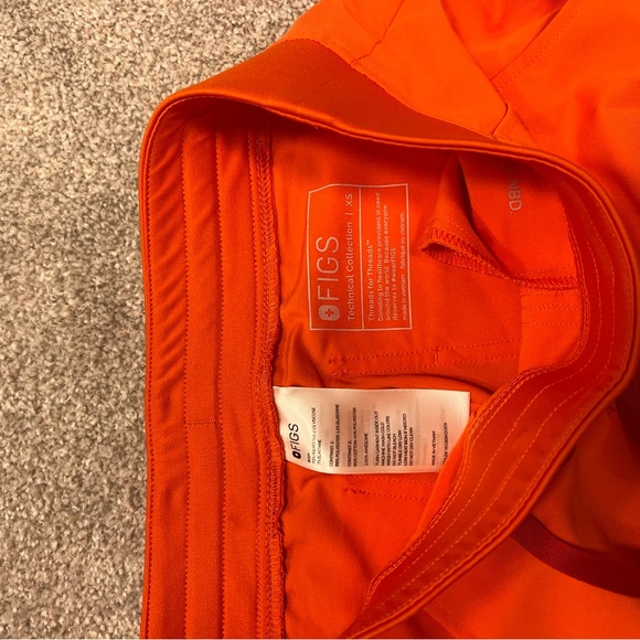 FIGS Women’s Orange Scrub Set - Picture 4 of 6